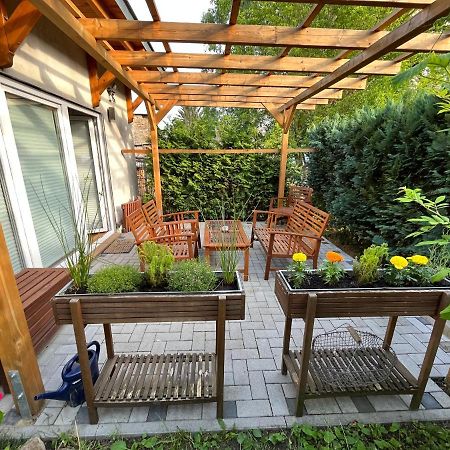 Ferienwohnung im Stadtzentrum von Bernau - Komfortable Wohnung mit 2 Zimmern, Bad, Spülmaschine, Waschmaschine, komplette Küche, WLAN, Terrasse, ruhige Lage Bernau bei Berlin Exterior foto